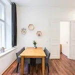 Metropolitan Prague Apt With Amenities